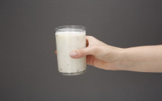 Szklanka jogurtu gruszka, kiwi, siemię lniane