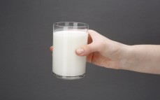 Szklanka napoju mlecznego Ayran Maluta