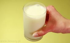 Szklanka napoju mlecznego Ayran