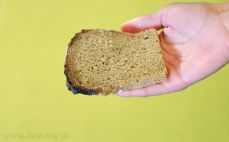 Kromka chleba żytniego razowego