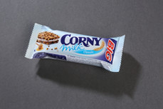 Corny milk classic, baton zbożowy z nadzieniem mlecznym (30%) i miodem z dodatkiem wapnia i błonnika