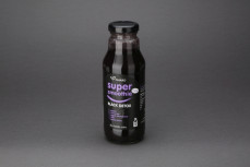 Super smoothie: black detox. Napój owocowy ze zmiksowanych owoców oraz soków z dodatkiem węgla aktywowanego.