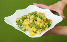 Smażone Danie Tajskie z warzywami, ryżem i kawałkami kurczaka