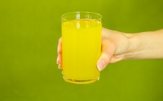 Szklanka gazowanego napoju o smaku pomarańczowym Fanta