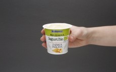 Porcja jogurtu bio brzoskwiniowego z kaszą jaglaną