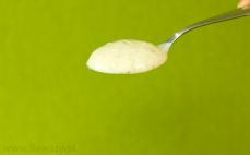 Łyżka jogurtu chlebowego z miodem