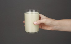 Szklanka jogurtu pitnego z kiwi, jarmużem i błonnikiem