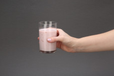 Szklanka jogurtu malinowego bez dodatku cukrów