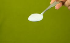 Łyżeczka kremowego jogurtu kokosowo-migdałowego