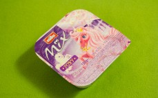 Jogurt malinowy z chrupkami zbożowymi Mix Pony