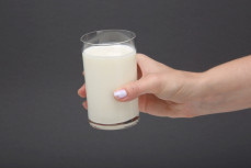 Szklanka jogurtu pitnego, do picia naturalnego
