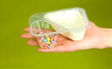 Porcja jogurtu o smaku waniliowym z drażetkami 