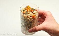 Szklanka ugotowanej kaszy gryczanej z warzywami