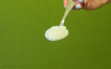 Łyżka kleiku ryżowego z mlekiem