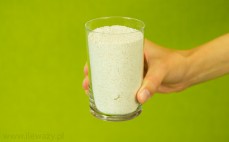 Szklanka pełnoziarnistej mąki z orkiszu
