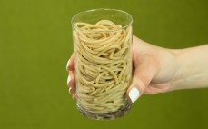 Szklanka ugotowanego razowego makaronu orkiszowego spaghetti