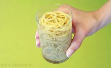 Szklanka ugotowanego makaronu razowego spaghetti