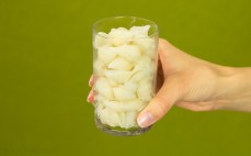 Szklanka ugotowanego makaronu ryżowego muszelki