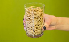 Szklanka ugotowanego makaronu spaghetti graham