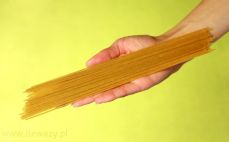 Porcja makaronu razowego spaghetti 