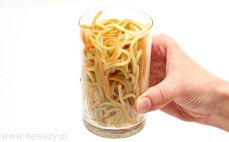 Szklanka ugotowanego makaronu spaghetti z pomidorem i szpinakiem