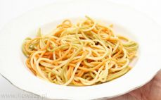 Makaron spaghetti z pomidorem i szpinakiem ugotowany