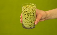 Szklanka ugotowanego makaronu spaghetti z quinoa, pietruszką i czosnkiem