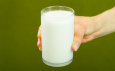 Szklanka mleczka kokosowego do picia