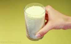 Szklanka odtłuszczonego granulowanego mleka w proszku