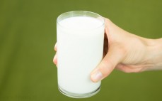 Szklanka napoju mlecznego na bazie mleka owczego