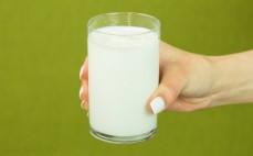 Szklanka ukwaszonego mleka acidofilnego