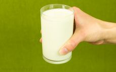 Szklanka mleka zagęszczonego niesłodzonego