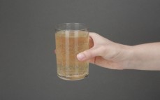 Szklanka napoju energetyzującego z miodem