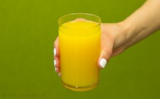 Szklanka nektaru mandarynkowego z cząsteczkami miąższu