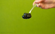 Łyżka pokrojonych czarnych oliwek