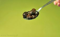 Łyżka oliwek w oleju z czosnkiem