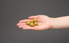 5 zielonych oliwek nadziewanych szynką serrano