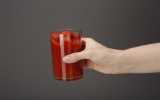Porcja pomidorów koktajlowych w puszce