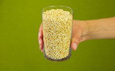 Szklanka ekspandowanej komosy ryżowej (quinoa)