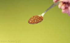 Łyżeczka czerwonej komosy ryżowej quinoa