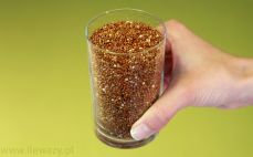 Szklanka czerwonej komosy ryżowej quinoa