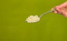 Łyżka ugotowanego pełnoziarnistego ryżu basmati