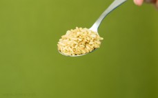 Łyżka brązowego ryżu bez gotowania