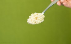 Łyżka brązowego ryżu bez gotowania po przyrządzeniu