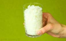 Szklanka ugotowanego ryżu do sushi
