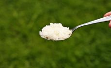 Łyżka ugotowanego ryżu jaśminowego