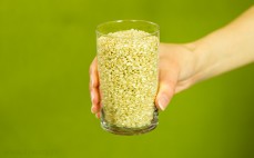 Szklanka pełnoziarnistego ryżu okrągłego