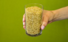 Szklanka pełnoziarnistego ryżu parboiled