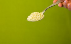 Łyżka ugotowanego pełnoziarnistego ryżu parboiled 