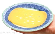 Plaster wędzonego sera żółtego